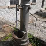 Una volta usciti ci togliamo lo sfizio di abbeverarci da una cape de fiirre, fontana in ferro posta accanto all�edificio. Questo � l'unico punto in cui si possa bere l'acqua pura cos� come sgorga, prima che venga trattata per non farle perdere la sua salubrit� durante il percorso nelle tubazioni
